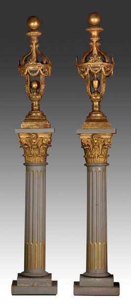 null Suite of two lanterns, in gilded painted wood mounted on a base H: 100.5 cm...