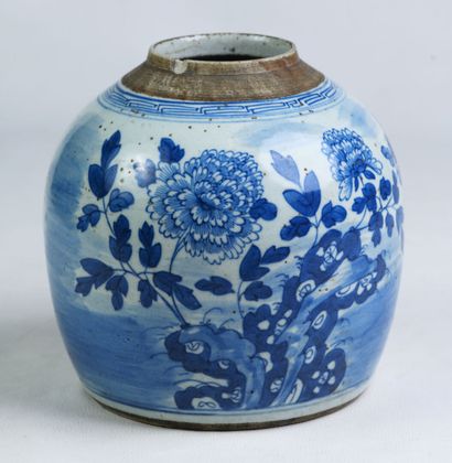 null Chinese ginger pot in porcelain, blue and white, missing the lid, H 24cm (chip...