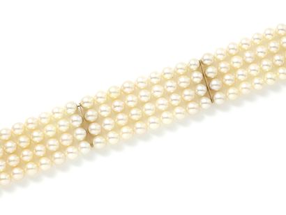 null Bracelet composed of 4 rows of cultured pearls from 6 to 6.5 mm, decorated with...