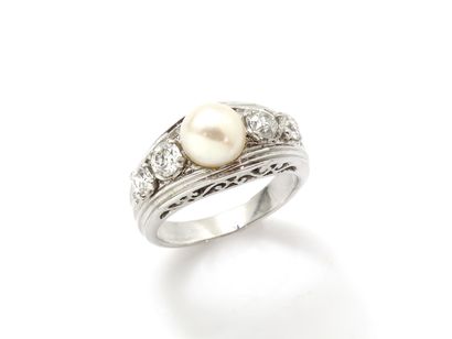 null Beautiful white gold ring 750 thousandths adorned with a pearl probably fine...