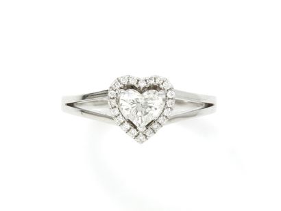 null Ring in white gold 750 thousandths decorated with a heart-shaped diamond in...