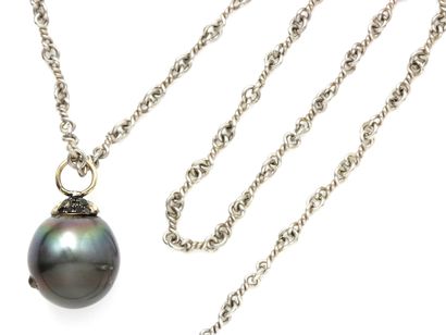 null Pendant in white gold 750 thousandth holding an important grey cultured pearl...