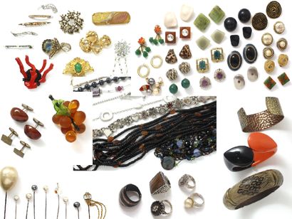 null Lot of fancy jewelry in metal, glass and wood composed of ear clips, brooches,...