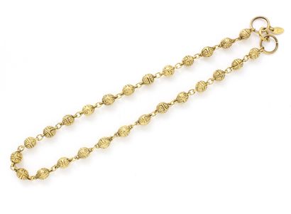 null CHANEL, circa 1980 Ras-de-cou chaîne entrecoupée de vingt-six perles en métal...