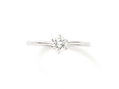null Solitaire ring in white gold 750 thousandth, decorated with a brilliant cut...