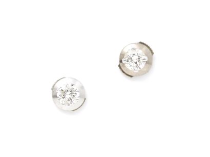 null Pair of studs of ears in white gold 750 thousandths, decorated with diamonds...
