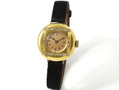 null Bracelet watch of lady in gold 750 thousandths, of round form with fixed handles,...