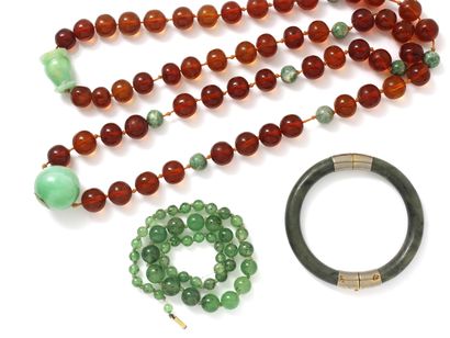 null Lot composé de 2 colliers et d'un bracelet habillés de perles en ambre, jade...