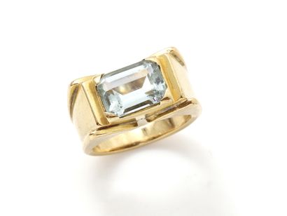 null Bague chevalière en or 750 millièmes, ornée d'une aigue-marine taille émeraude...