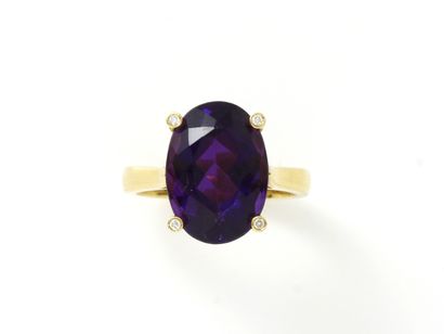 null Gold ring 750 thousandths, decorated with an oval facetted amethyst of beautiful...