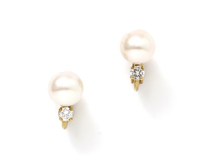 null Pair of ear clips in gold 750 thousandths, decorated with cultured pearls of...