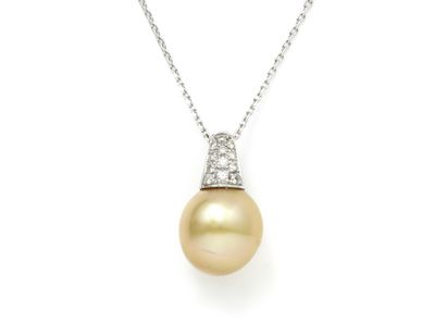 null Pendant in white gold 750 thousandth holding a beautiful golden cultured pearl...