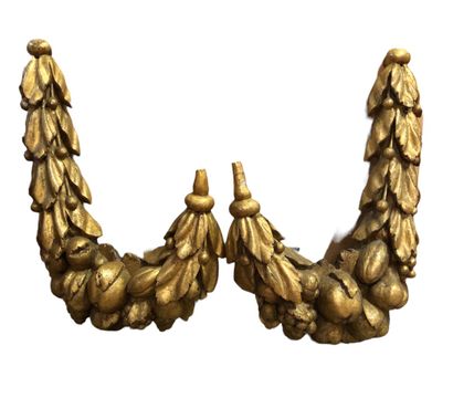 null Two gilded wood garlands, Baroque, early 18th century, Height : 70 cm, Width...