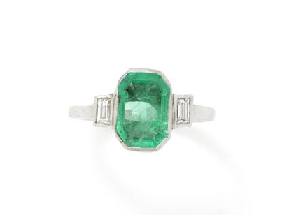 null Ring in white gold 750 thousandths decorated with a rectangular emerald with...
