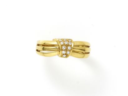 null Gold ring 750 thousandth, with decoration of openwork drape centered of a link...