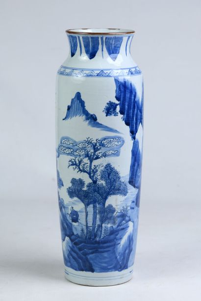 null Vase rouleau en porcelaine de Chine bleu et blanc, dans le style Transition,...