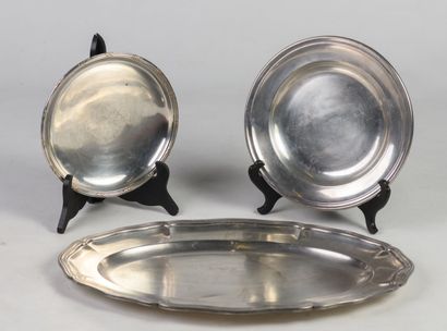 null Deux plats CHRISTOFLE en métal argenté (dont un avec un choc) et une coupe de...