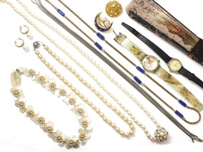 null Lot en métal composé de bijoux fantaisies, colliers, sautoirs, broches, montres...