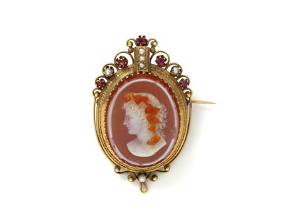 null Brooch pendant decorated with a cameo agate 3 layers representing the left profile...