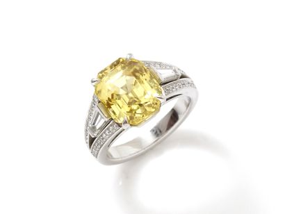 null Ring in white gold 750 thousandths adorned with a yellow sapphire rectangular...