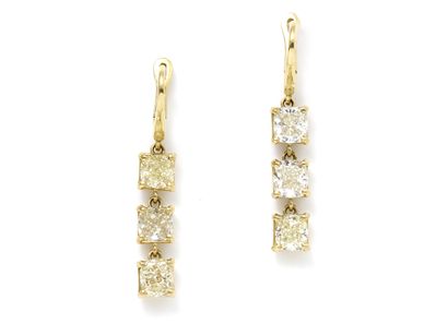 Pair of earrings in gold 750 thousandth retaining...