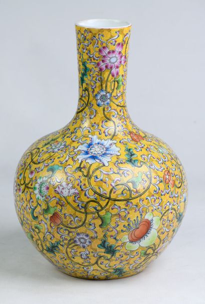 null Vase en porcelaine à fond jaune en sgraffito décoré de fleurs et rinceaux aux...