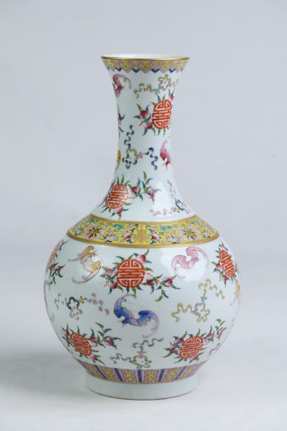 null Vase en porcelaine de Chine à décor de chauve-souris et caractères Shu , marque...