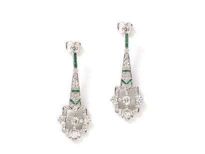null Pair of earrings in white gold 750 thousandths, holding in pampille an openwork...