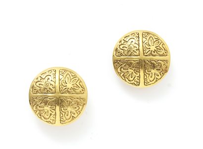 null CHANEL Pair of round ear clips in gilded metal with floral design, signed on...