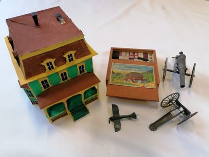 null A lot including a cardboard house, a wooden chalet box "Schwarzwald The black...