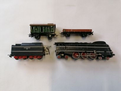 null 
MARKLIN SK800 steam locomotive with restorations on the two trucks. 2 old cars...