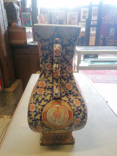 null Vase HU en porcelaine de Chine Début XXème, H45.5cm