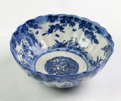 null Bol bleu et blanc porcelaine de Chine à décor d'enfant Fin XIXème