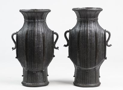 null Une paire de vases en bronze à décor de vannerie, marque sur la base Chine,...