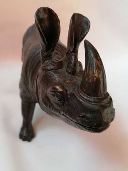 null École du XXe siècle «Rhinocéros» Épreuve en bronze à patine brune 25 x 43 c...