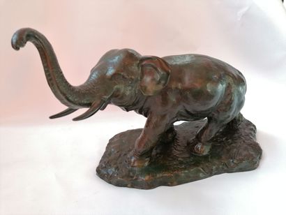 null VAN BLUKEL XXe siècle «Éléphant marchant» Épreuve en bronze à patine brune nuancée,...