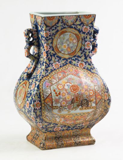 Vase HU en porcelaine de Chine Début XXème,...
