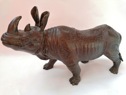 null École du XXe siècle «Rhinocéros» Épreuve en bronze à patine brune 25 x 43 c...