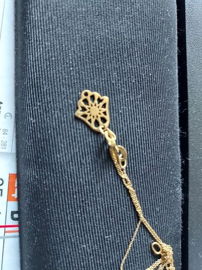 null Pendant in gold 750 thousandth openwork representing the hand of Fatma. It is...