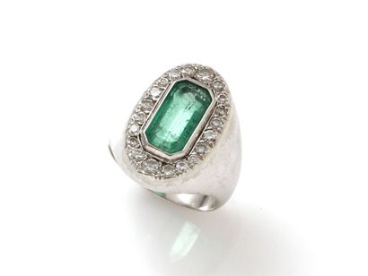 null Ring in platinum 850 and gold 750 thousandths adorned with a rectangular emerald...