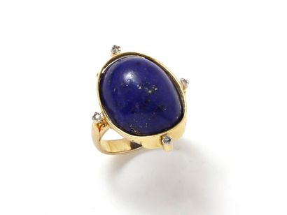 null Bague en or 750 millièmes ornée d'un cabochon de lapis lazuli encadré de roses...