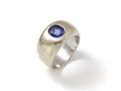 null Ring in rhodium-plated gold 750 thousandths, decorated with a cushion-cut sapphire...