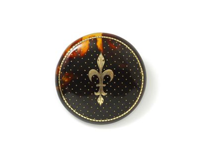 null Round brooch in tortoiseshell and gilt metal decorated with a fleur-de-lis....
