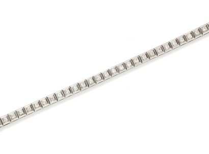 null Bracelet articulé en or 750 et platine 850 millièmes, composé d'une ligne de...