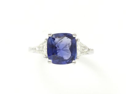 null Ring in white gold 750 thousandths, decorated with a cushion-cut sapphire in...