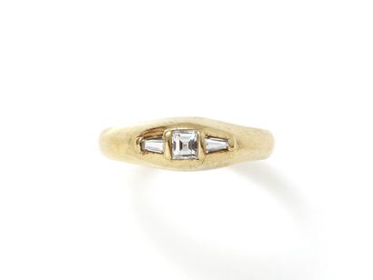 null Ring jonc in gold 750 thousandths, decorated with a diamond cut emerald supported...