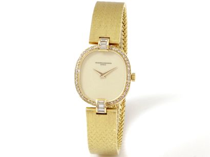 null VACHERON & CONSTANTIN

Ladies' wristwatch in gold 750 thousandths, cushion-shaped...