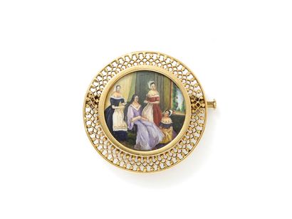  Broche en or 750 millièmes, de forme ronde centrée d'une miniature peinte représentant...