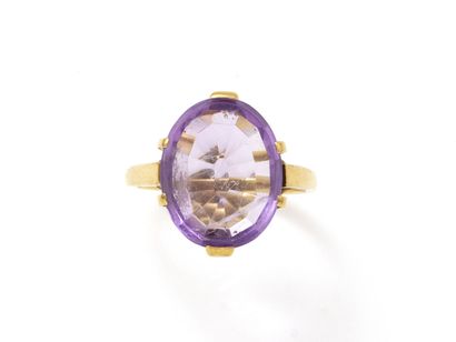 null Gold ring 750 thousandth, decorated with an oval faceted amethyst in claw setting....