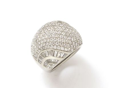 null Ring bulging white gold 750 thousandth dressed with a pavement of brilliant...